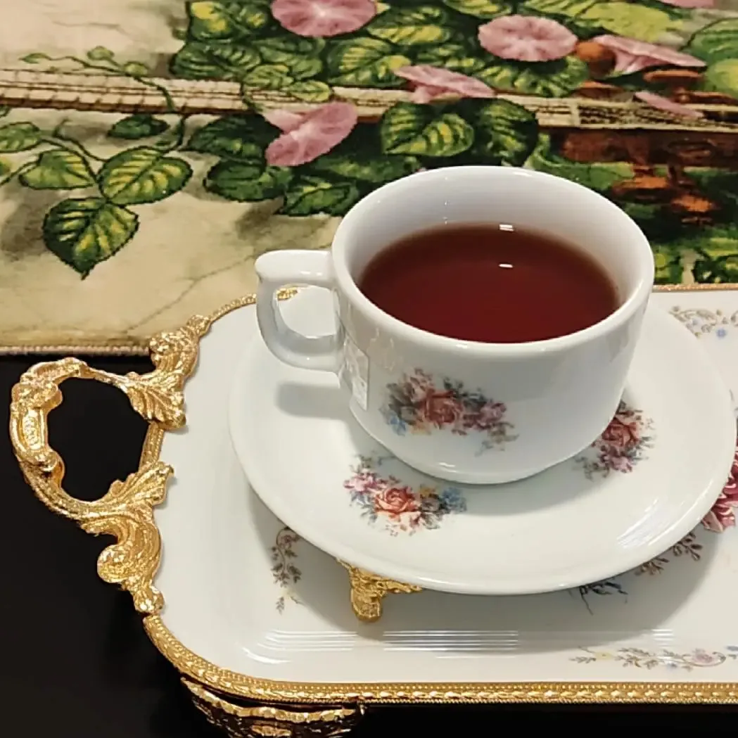 ست فنجان و نعلبکی ۶ نفره با قندان و رولت‌خوری، رنگ سفید و طلایی، جنس سرامیک، طرح گلدار، فنجان دسته دار