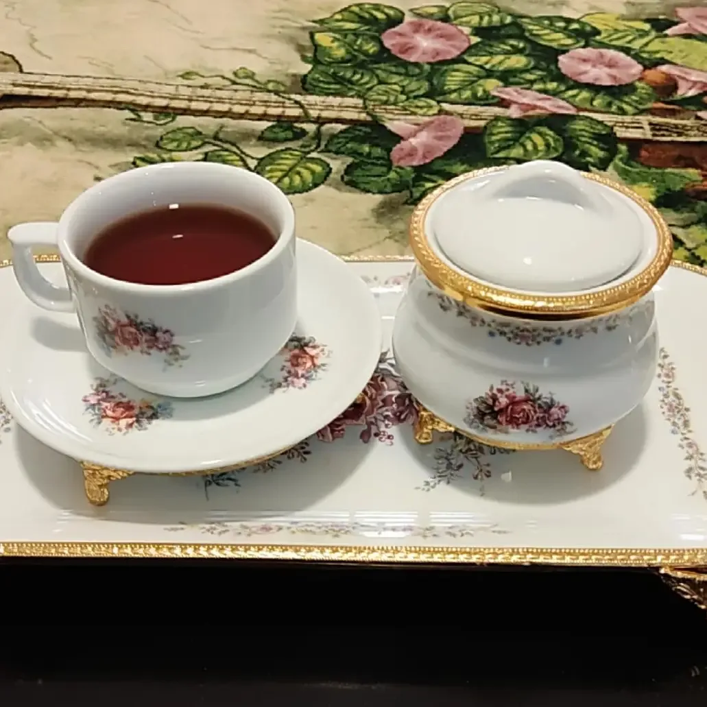 ست فنجان و نعلبکی ۶ نفره با قندان و رولت‌خوری — عکس ۳