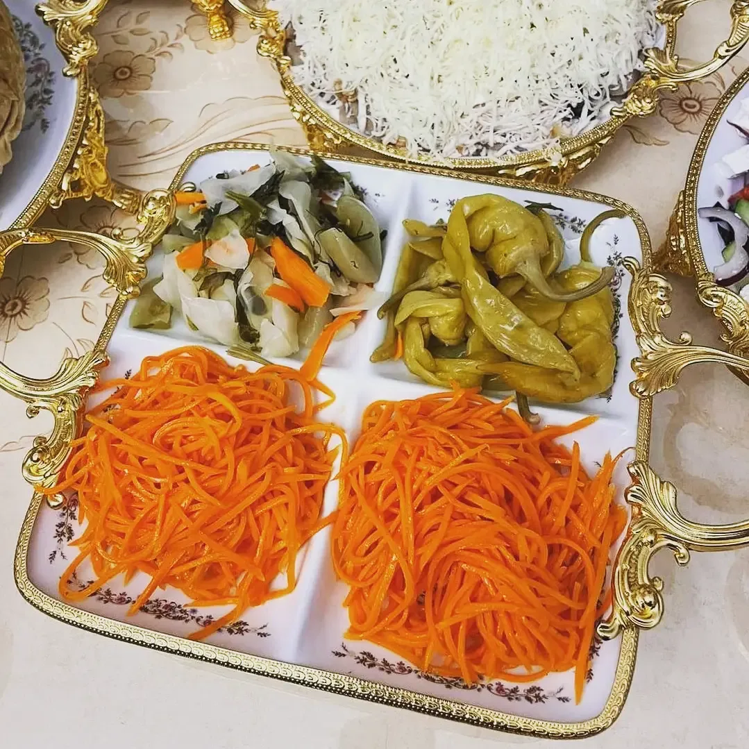 دیس چهارخانه لمونژ حسام در دو سایز ۲۶ و ۲۰ سانتی‌متر، رنگ سفید و طلایی، جنس سرامیک و فلز، طرح گلدار، مربع، چهار قسمتی