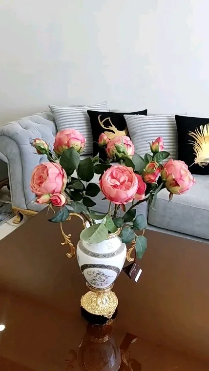 گلدان طرح فرشته ۳۸ سانت، رنگ سفید و طلایی، جنس سرامیک، طرح گلدار، ایستاده، دسته‌دار