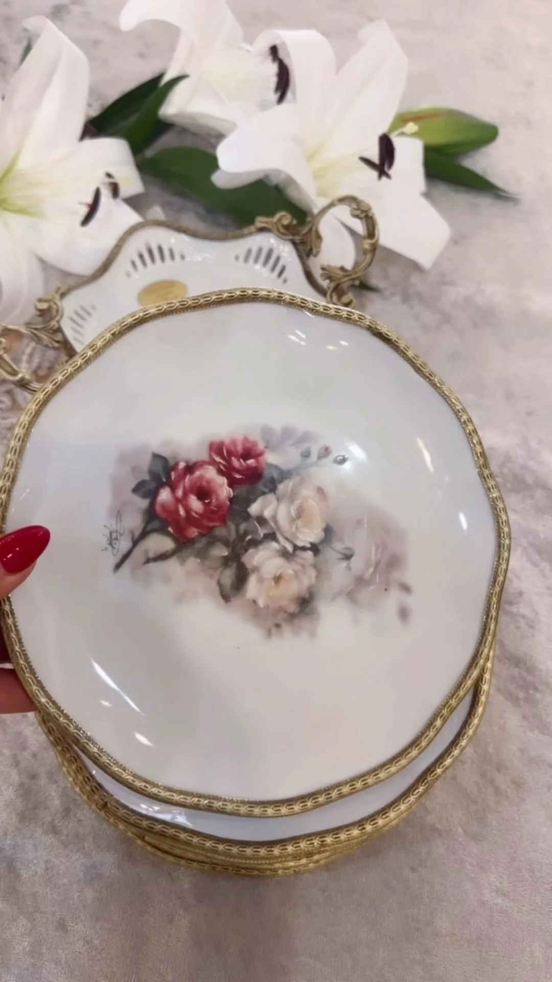 بشقاب میوه‌خوری دالبری قطر ۲۰ سانتی‌متر، رنگ سفید و طلایی، جنس سرامیک، طرح گلدار، گرد لبه طلایی