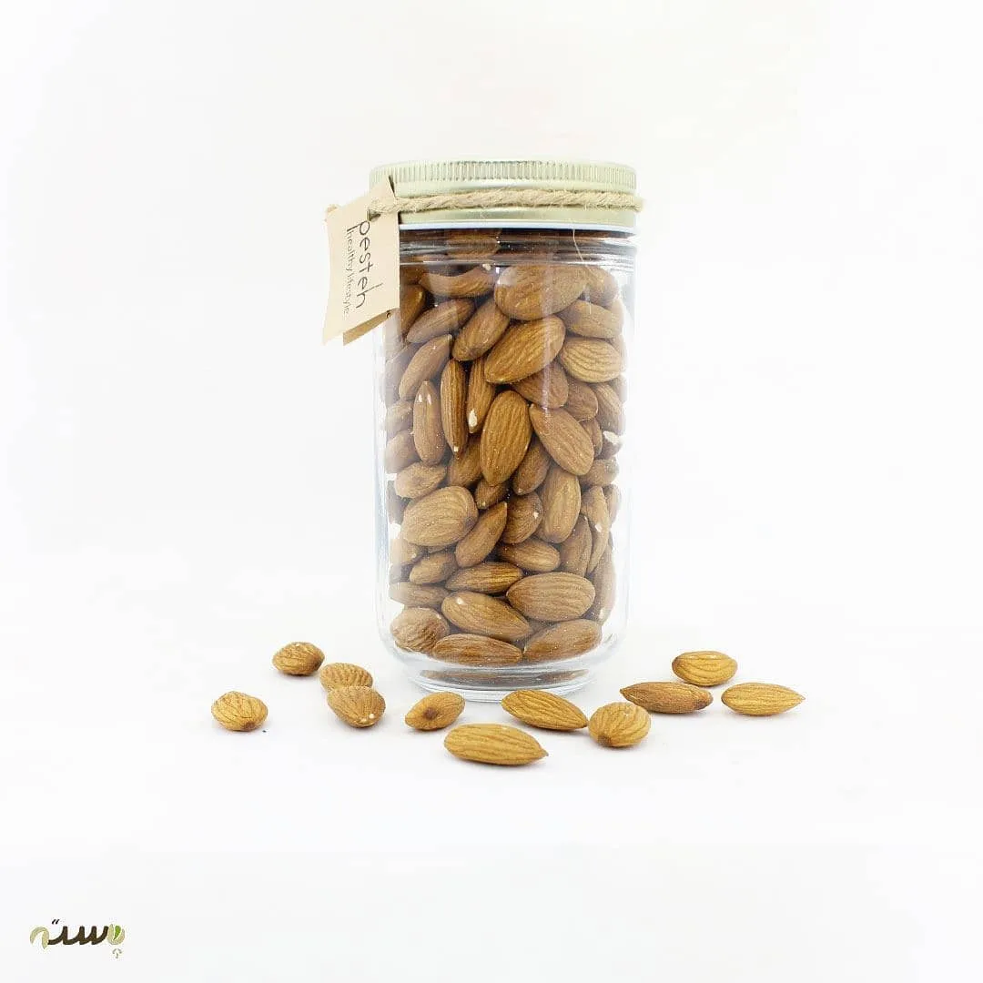 بادام درختی خام، رنگ قهوه‌ای و کرم، جنس شیشه، استوانه‌ای درب‌پوش‌دار