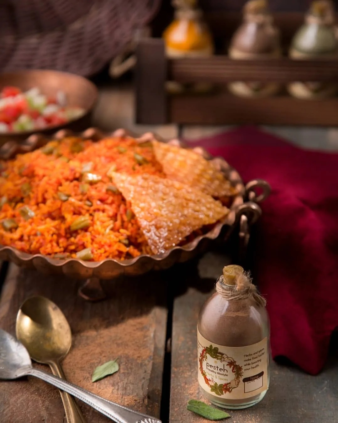 ادویه مخصوص پلویی، رنگ قهوه‌ای، جنس شیشه، بطری کوچک درب چوب‌پنبه‌ای