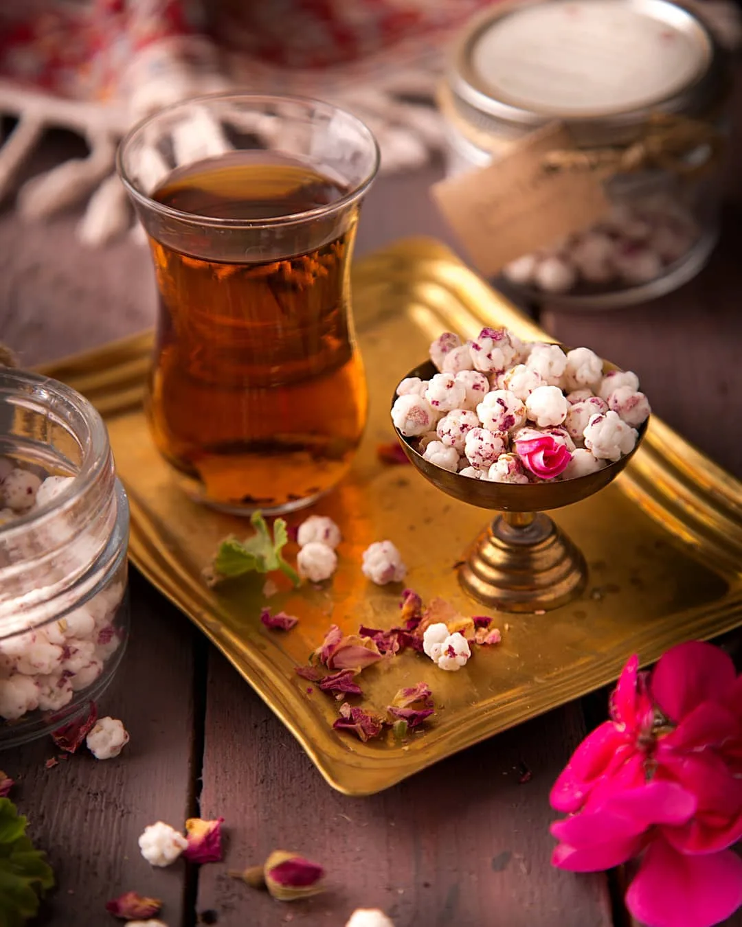 نقل گل محمدی، رنگ سفید، صورتی و طلایی، جنس شیشه و فلز، استوانه‌ای درب‌دار