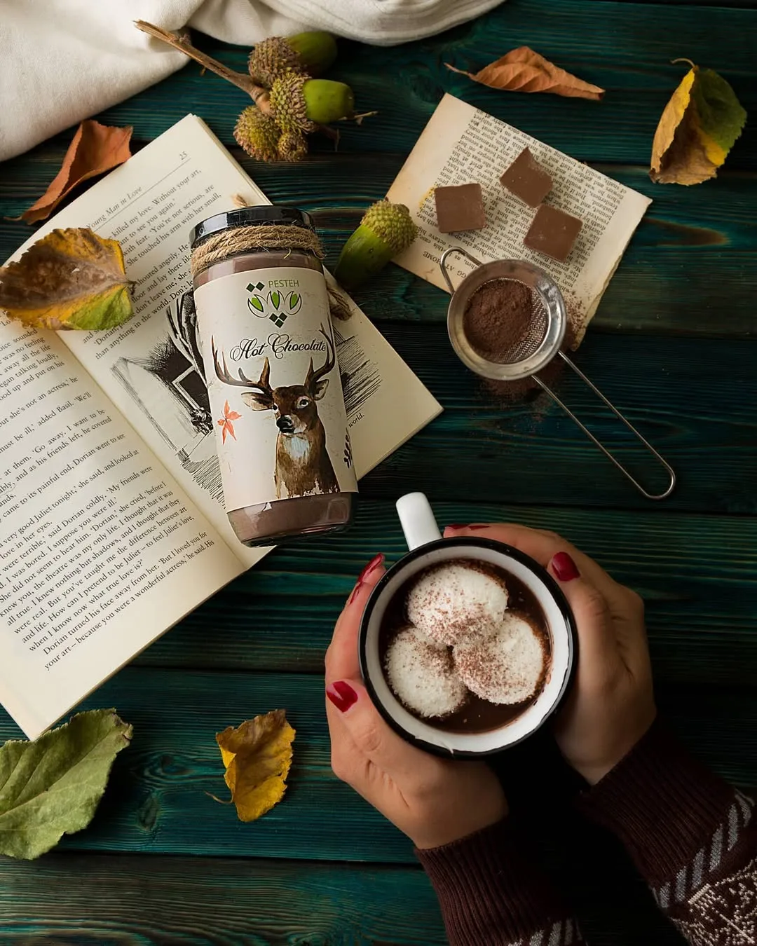 پودر هات چاکلت، رنگ قهوه‌ای و سفید، جنس شیشه و سرامیک، بطری استوانه‌ای