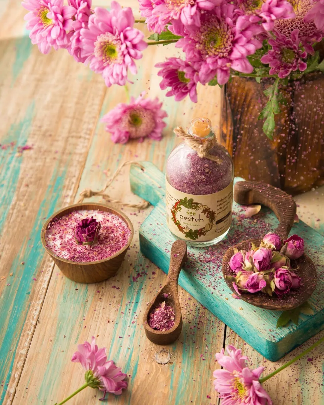 پودر گل سرخ پسته، رنگ صورتی و بنفش، جنس شیشه، در شیشه