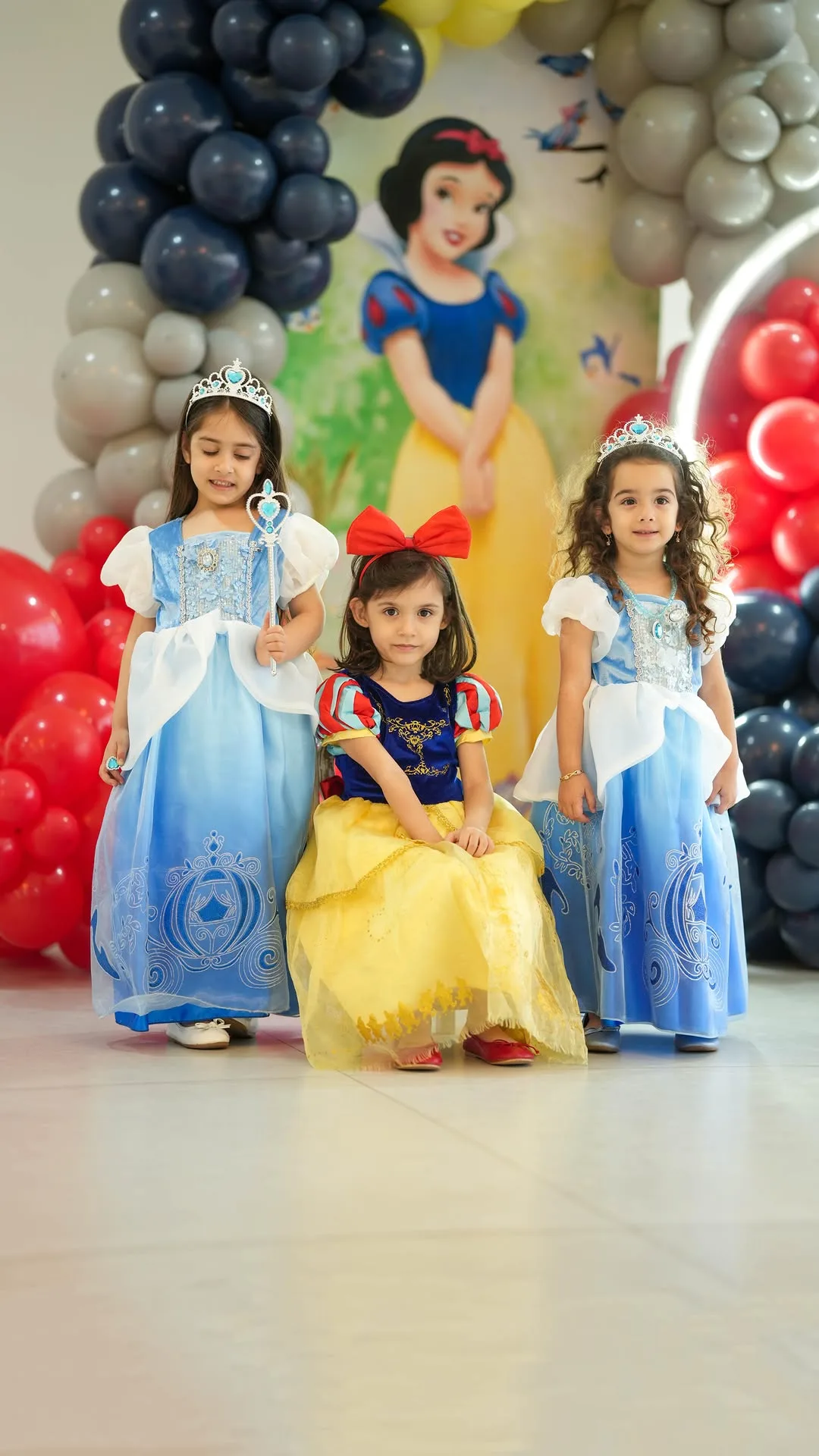 لباس پرنسسی کودک، رنگ آبی، زرد و قرمز، بلند، پف‌دار