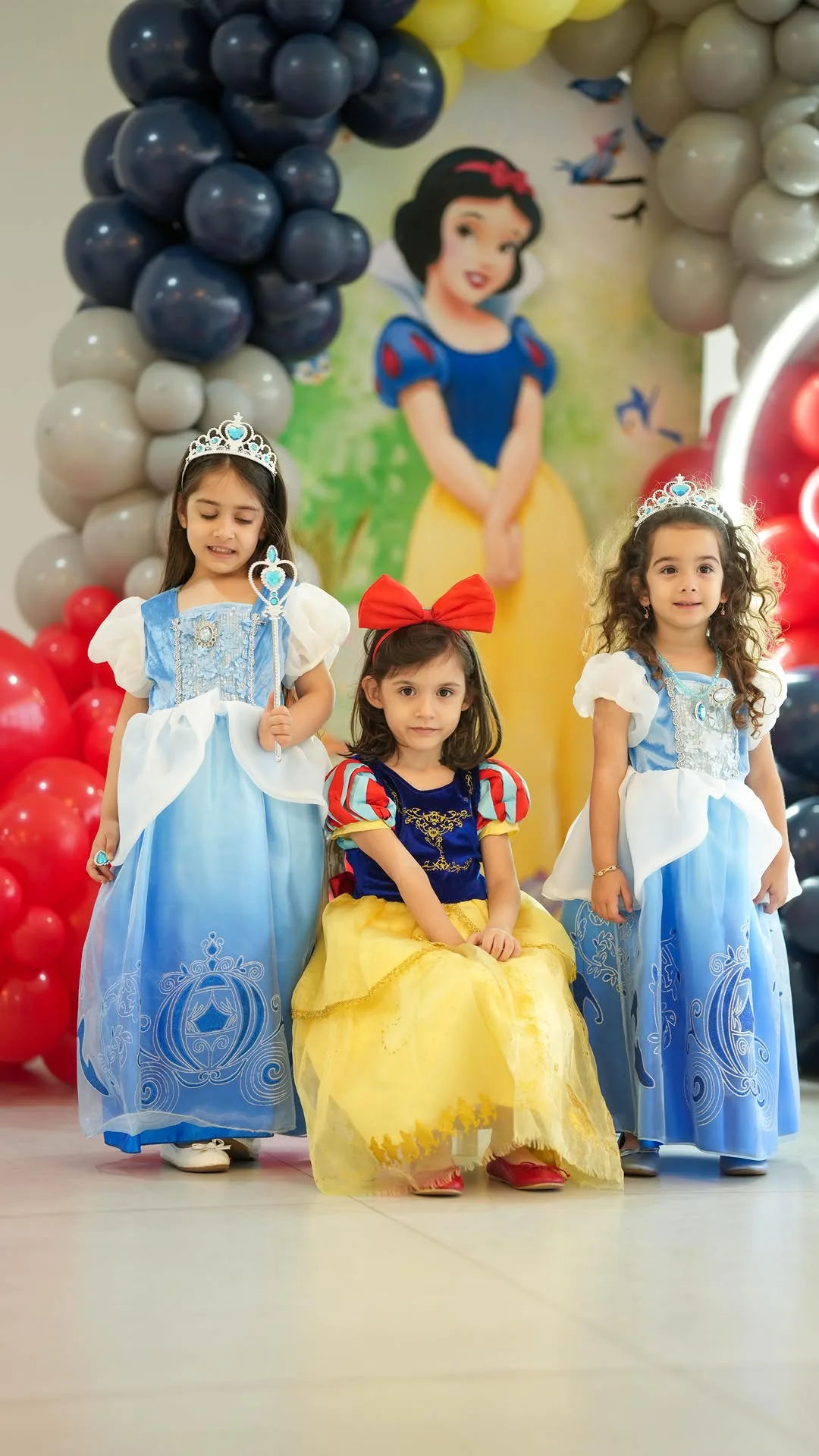 لباس پرنسسی دخترانه دیزنی، رنگ آبی و زرد، جنس ساتن و توری، بلند، پف‌دار