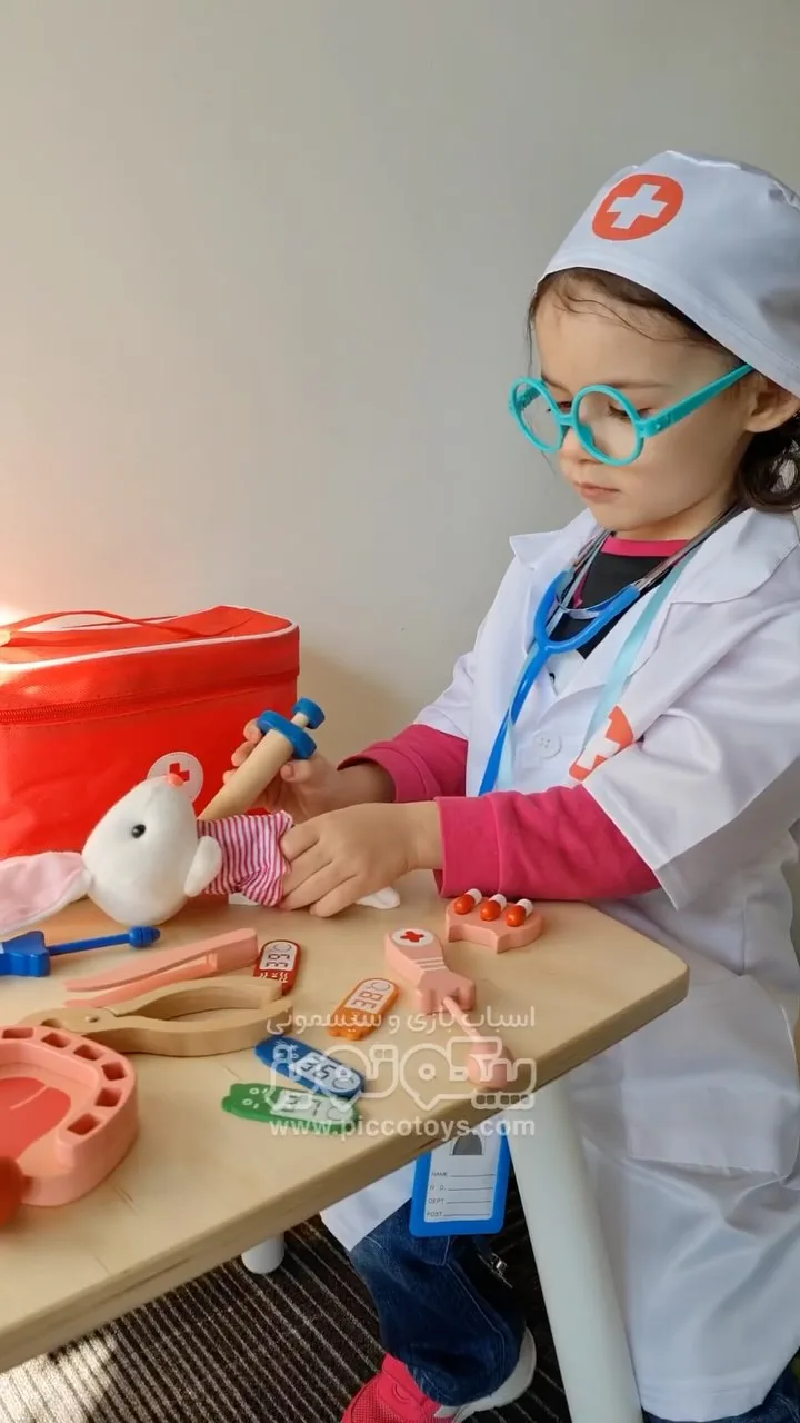 ست دندانپزشکی و پزشکی چوبی، رنگ سفید، صورتی و آبی، جنس پارچه و پلاستیک، روپوش و کلاه پزشکی
