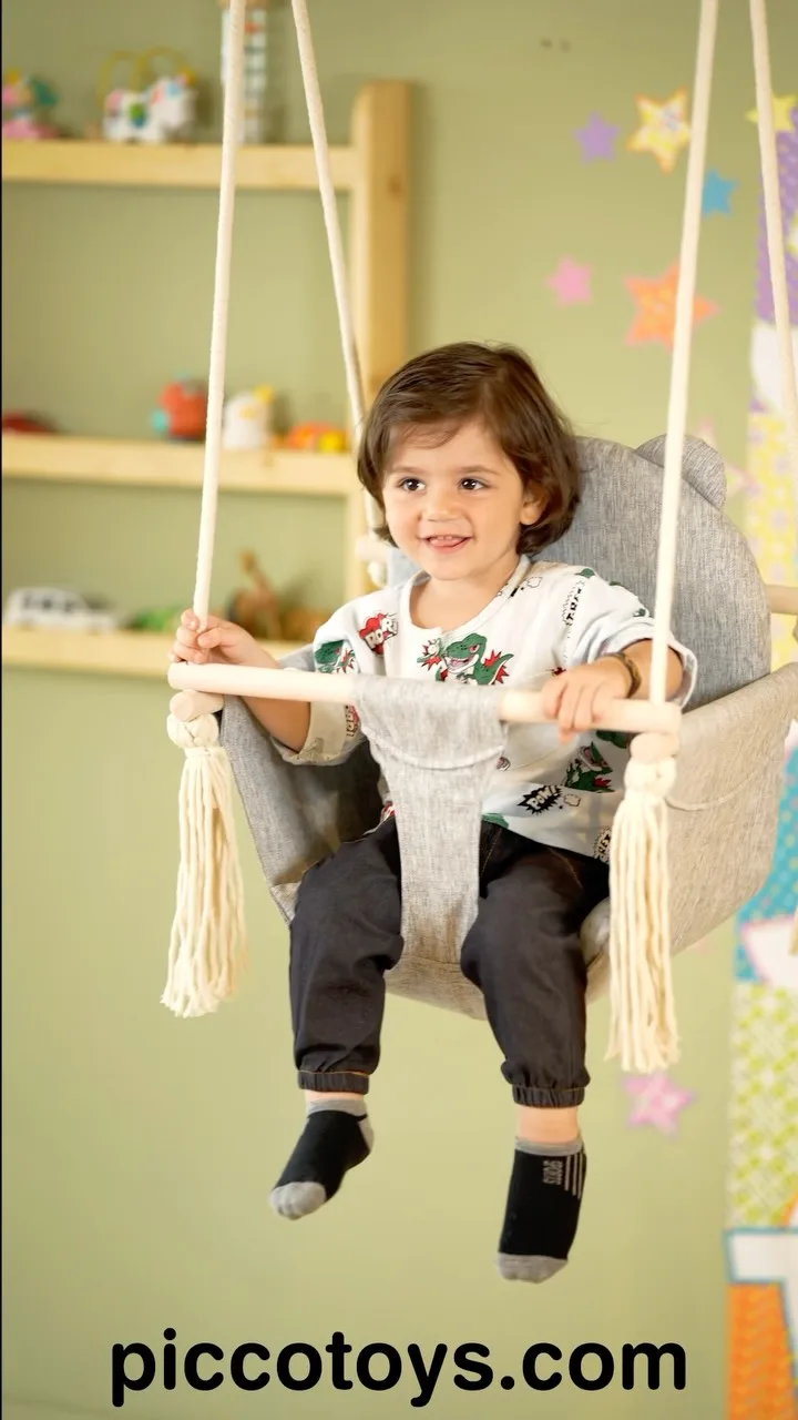 تاب کودک، رنگ خاکستری، جنس پارچه و چوب، آویز