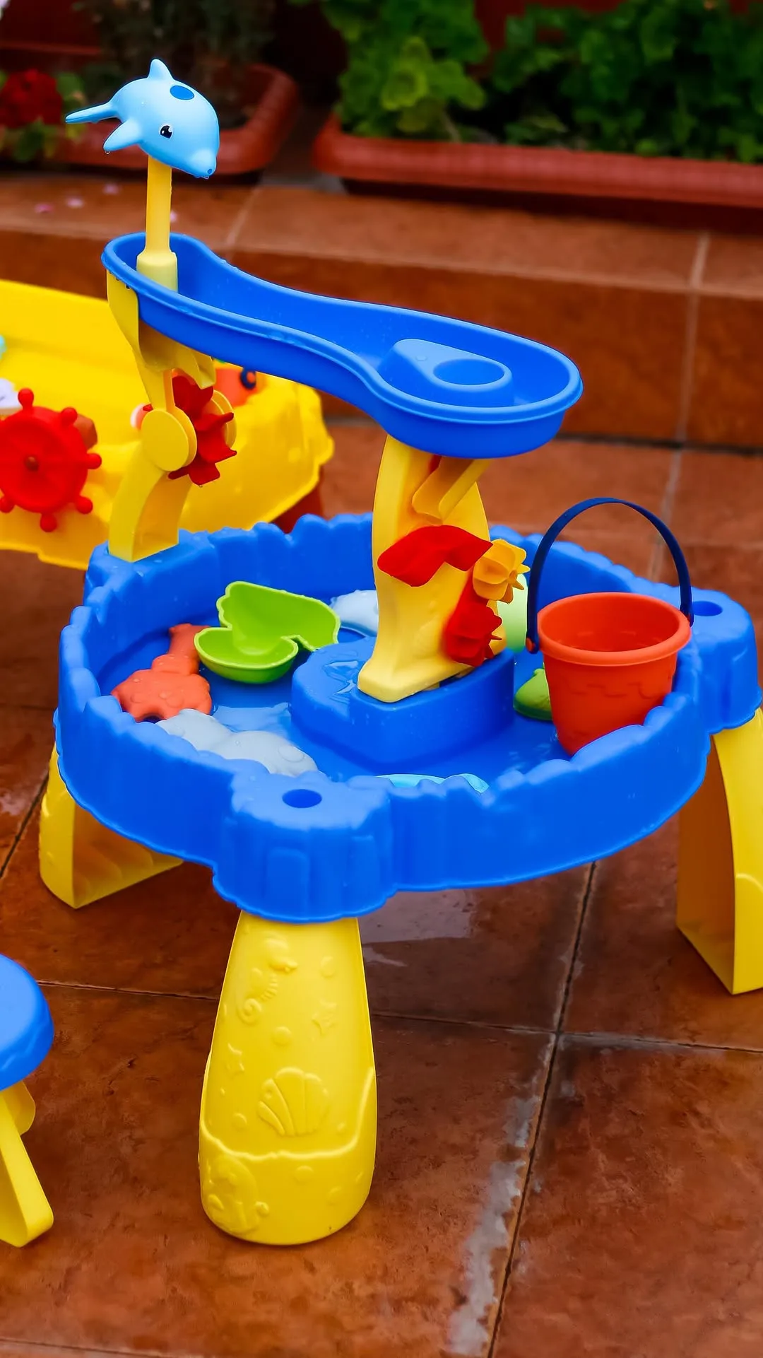 میز آب بازی و شن بازی، رنگ آبی و زرد، جنس پلاستیک، میز بازی کودکانه