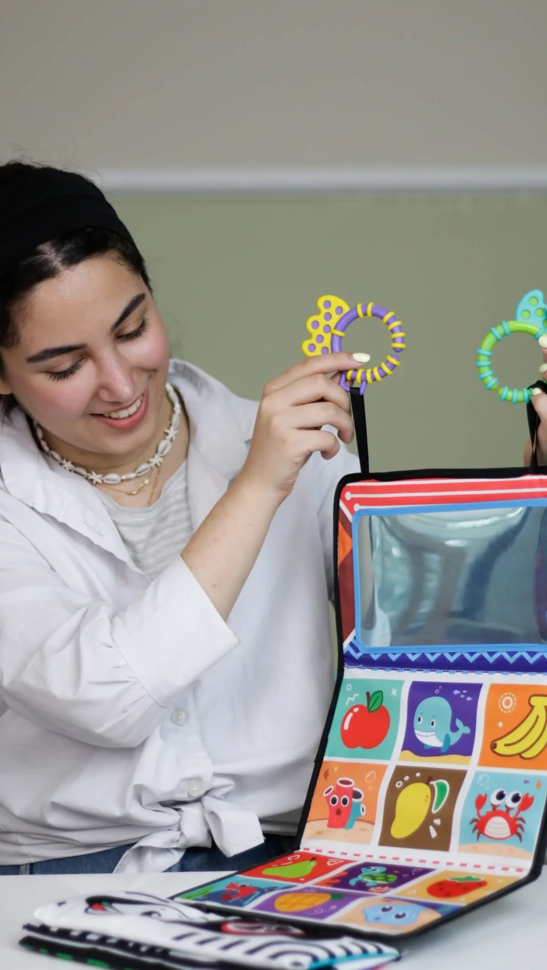کتاب حسی نوزادی، رنگ رنگارنگ، جنس پارچه، طرح شخصیت کارتونی، کتابچه پارچه‌ای