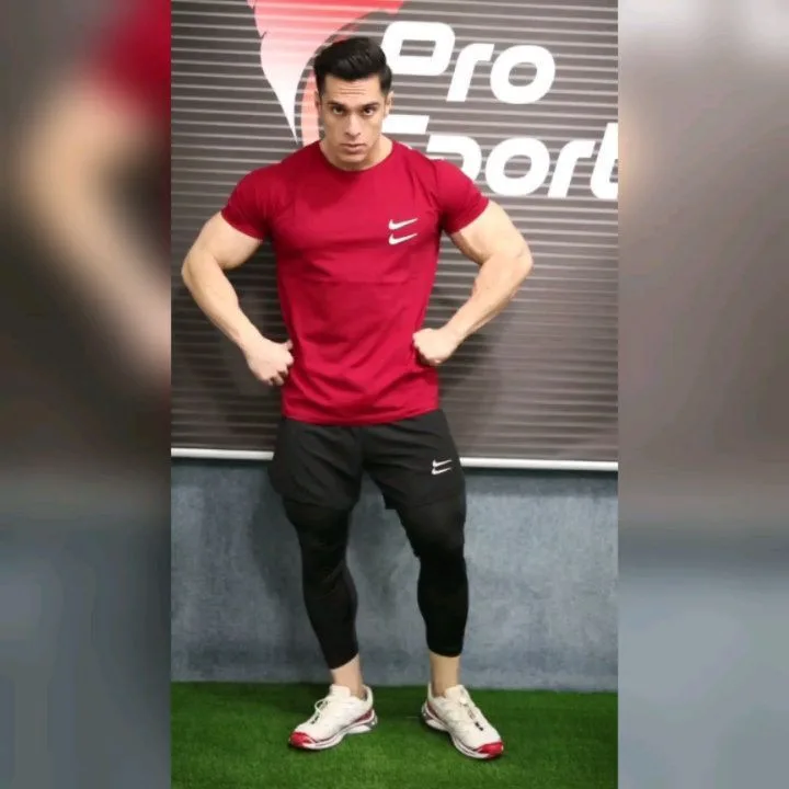 ست تیشرت و شلوارک لگ‌دار ورزشی، رنگ قرمز، آستین کوتاه، یقه گرد، جذب