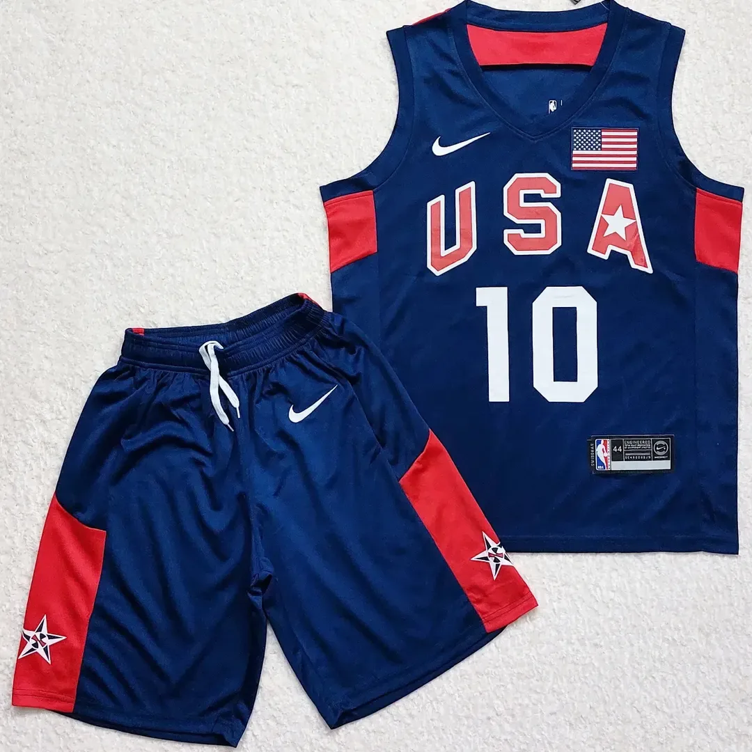 ست بسکتبالی تیم ملی آمریکا، رنگ سرمه‌ای، قرمز و سفید، رکابی یقه V و شلوارک کوتاه