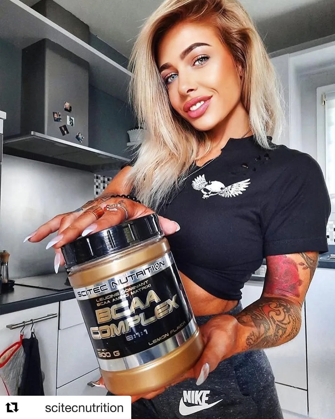 مکمل BCAA کامپلکس Scitec Nutrition، رنگ قهوه‌ای و مشکی، جنس پلاستیک، ظرف پلاستیکی