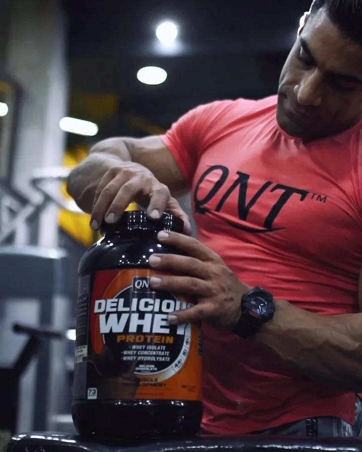 پروتئین وی Delicious Whey QNT، رنگ مشکی و نارنجی، جنس پلاستیک، ظرف پودر