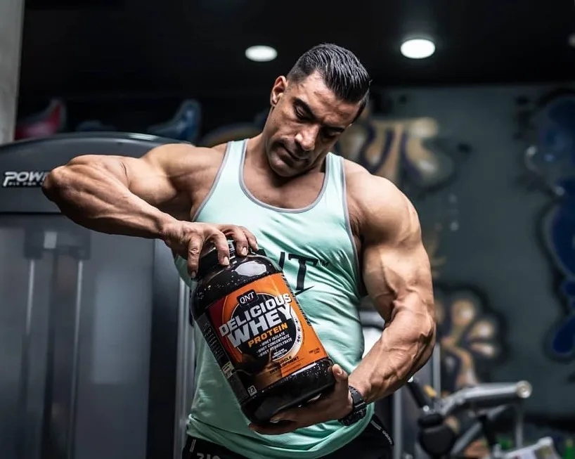 پروتئین وی Delicious Whey QNT، رنگ سیاه، نارنجی و سفید، جنس پلاستیک، قوطی مکمل