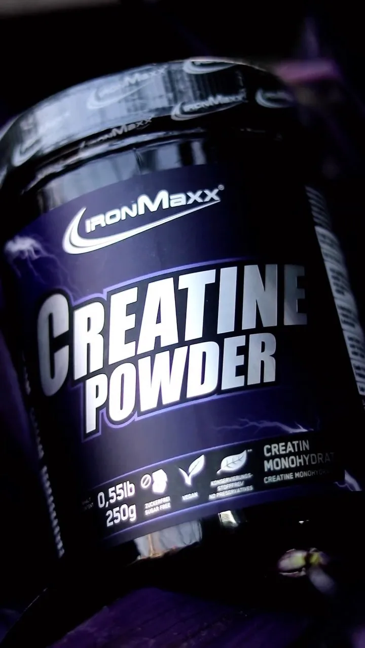 پودر کراتین IronMaxx، رنگ مشکی و بنفش، جنس پلاستیک، ظرف پودر