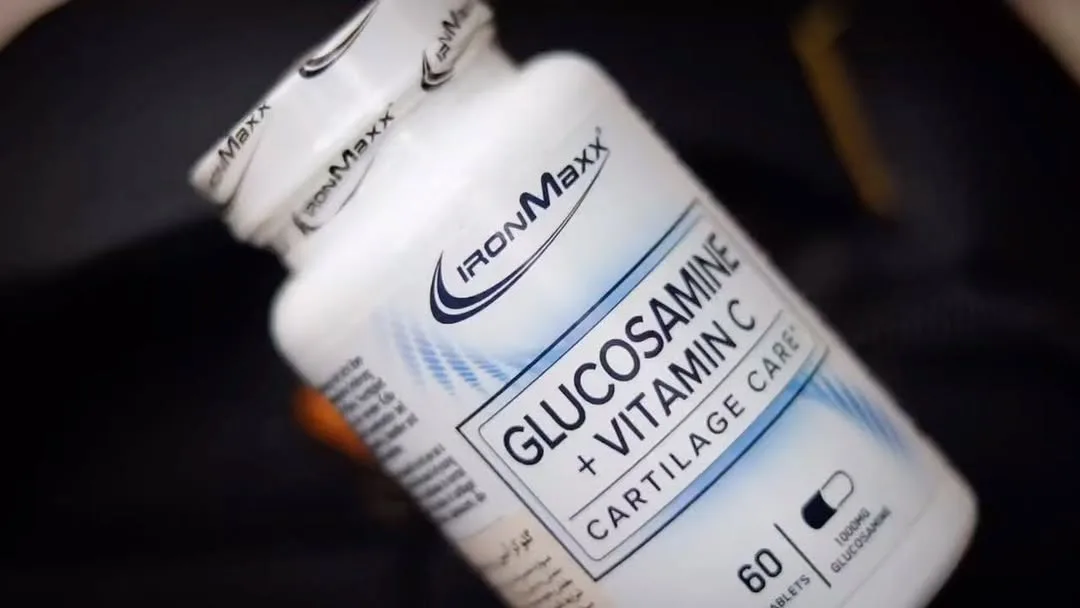 مکمل گلوکوزامین ویتامین C IRONMAXX، رنگ سفید و آبی، جنس پلاستیک، ظرف پلاستیکی درب‌دار