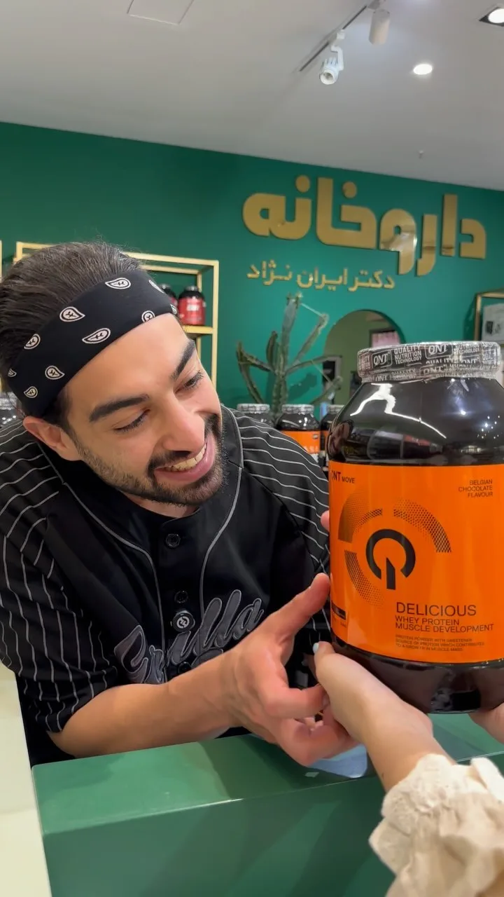 پروتئین وی دلیشز QNT، رنگ مشکی و نارنجی، جنس پلاستیک، قوطی استوانه‌ای بزرگ