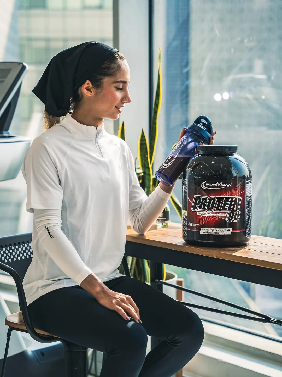 پروتئین وی PROTEIN 90، رنگ سفید، مشکی و آبی، جنس پلاستیک، قوطی مکمل