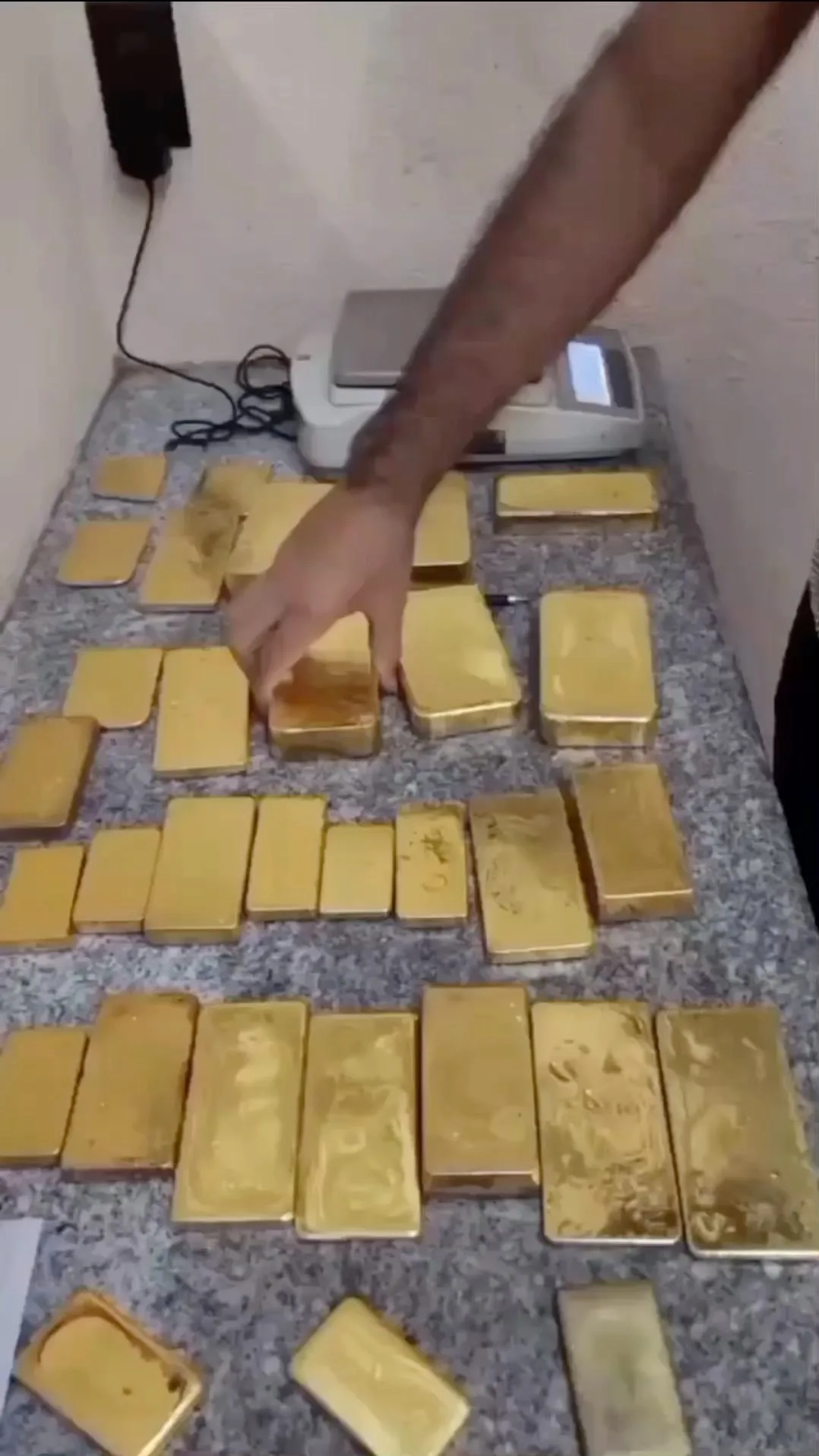 شمش طلا ۲۴ عیار، رنگ طلایی، جنس فلز، مستطیلی بزرگ
