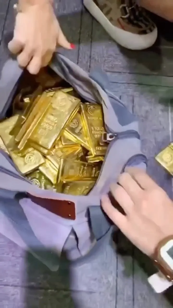 شمش طلا ۲۴ عیار، رنگ طلایی، جنس پارچه، مستطیلی بزرگ