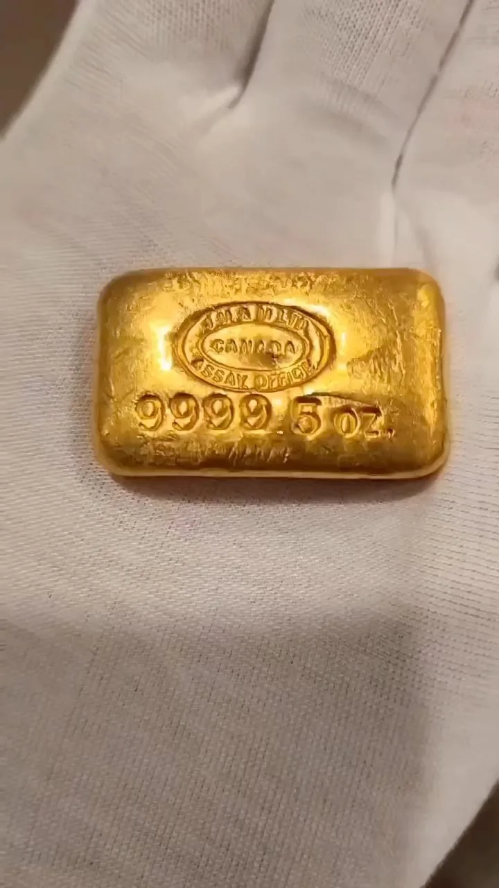 شمش طلا ۵ اونس ۹۹۹۹، رنگ طلایی، طرح نوشته و مهر، مستطیلی کوچک