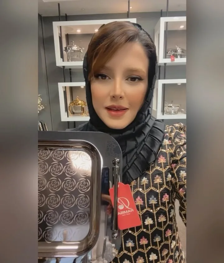 سینی پذیرایی، رنگ نقره‌ای، جنس استیل، طرح هندسی، مستطیلی، دسته‌دار