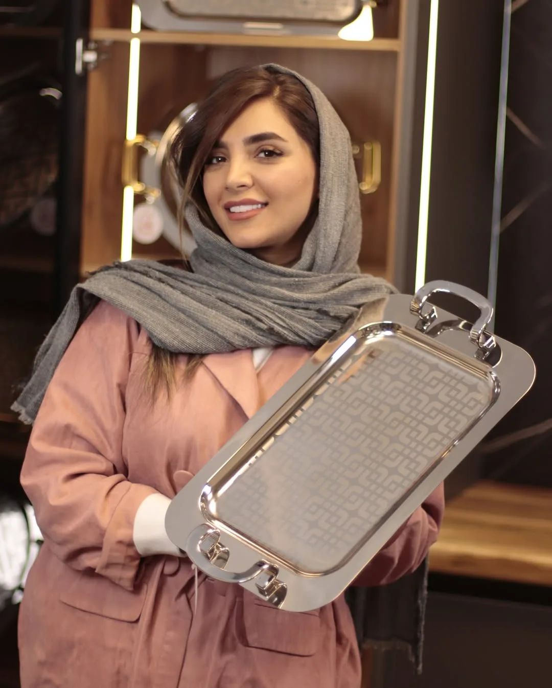 سینی پذیرایی استیل رامیسا، رنگ نقره‌ای، طرح هندسی، مستطیلی با دو دسته