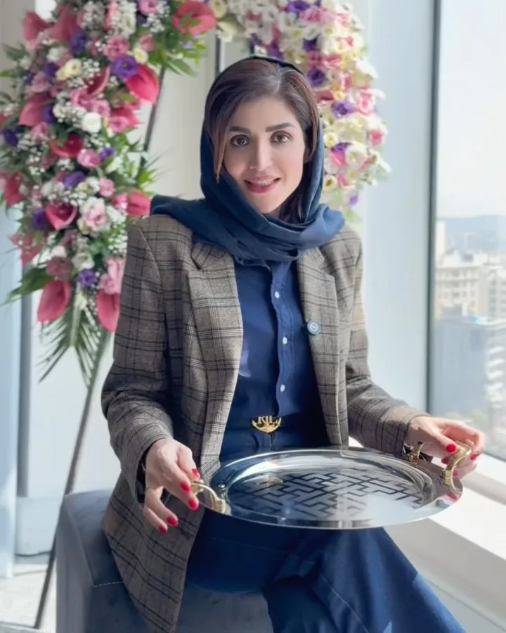 سینی اقتصادی استیل (مایا، رزا، نورا، هانا) رامیسا، رنگ نقره‌ای و طلایی، طرح هندسی، گرد، دسته‌دار