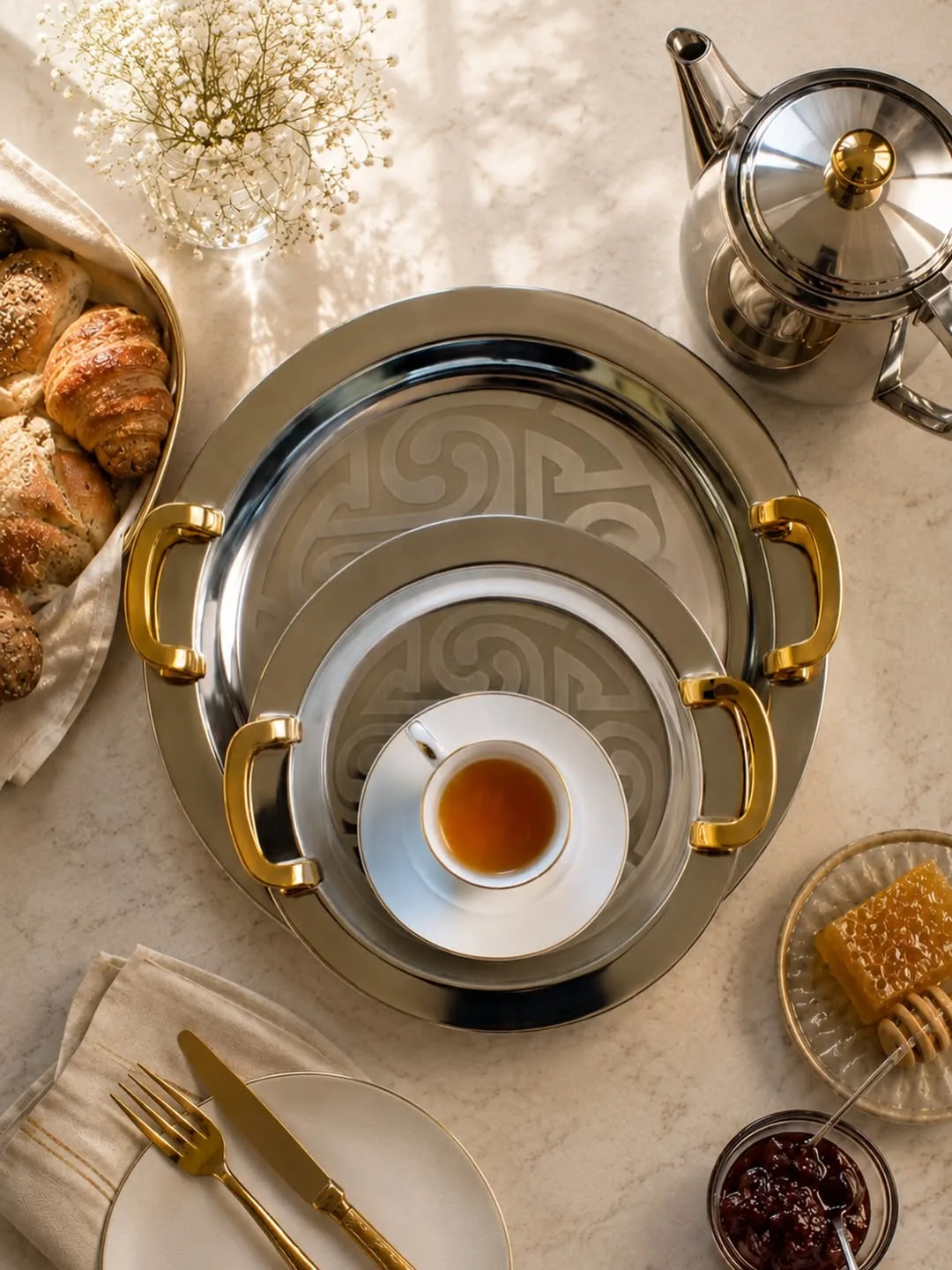 سینی پذیرایی، رنگ نقره‌ای و طلایی، جنس استیل، طرح هندسی، گرد با دسته