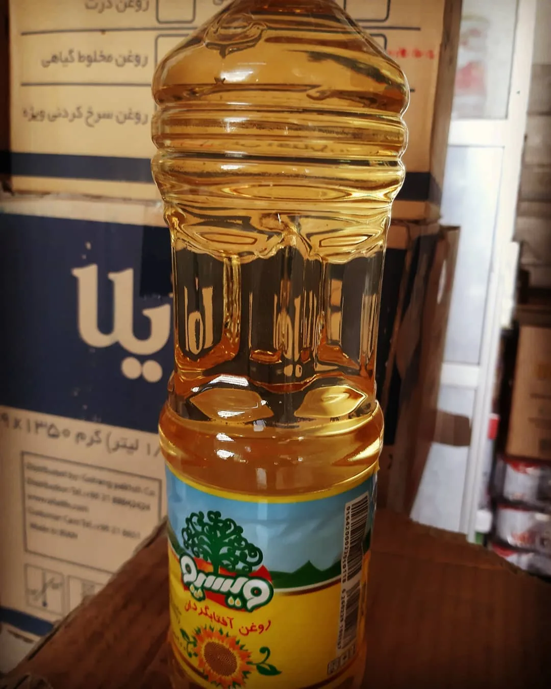 روغن آفتابگردان ۸۱۰ گرمی ویسپو، رنگ زرد، آبی و سفید، جنس پلاستیک، طرح گلدار، بطری پلاستیکی