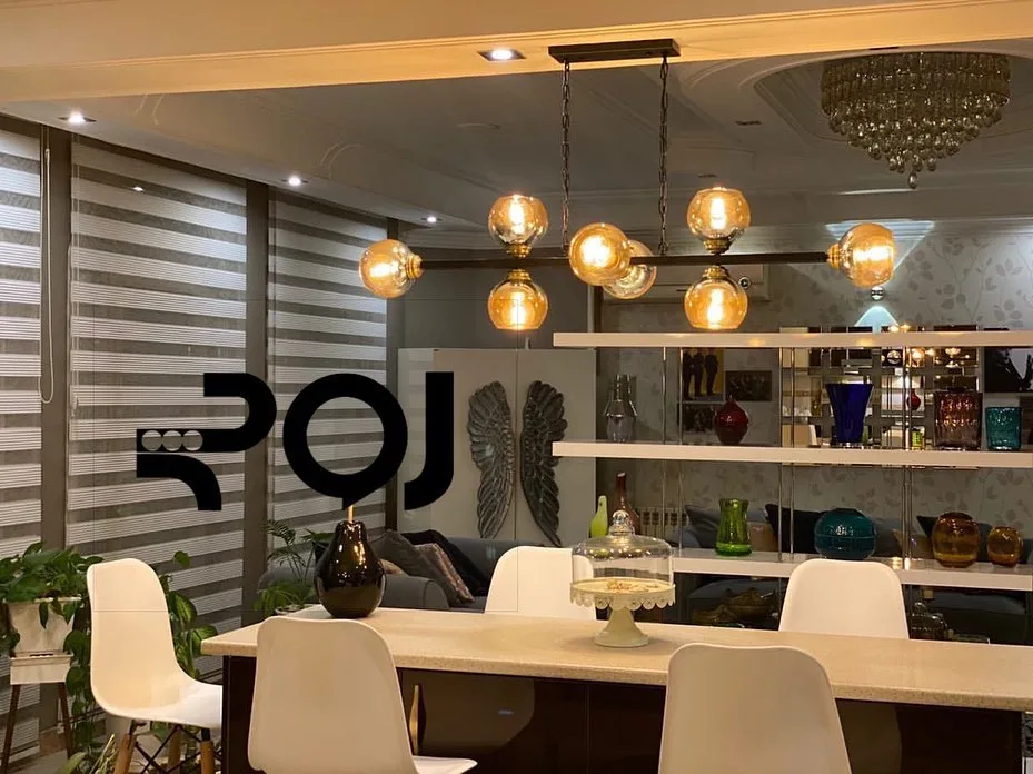 آویز گلس دودی کانتری ۸ شعله، رنگ طلایی و مشکی، جنس فلز و شیشه، لوستر آویز خطی