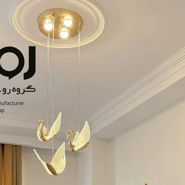 لوستر وارداتی قو، رنگ طلایی، جنس فلز، طرح قوی، مدرن