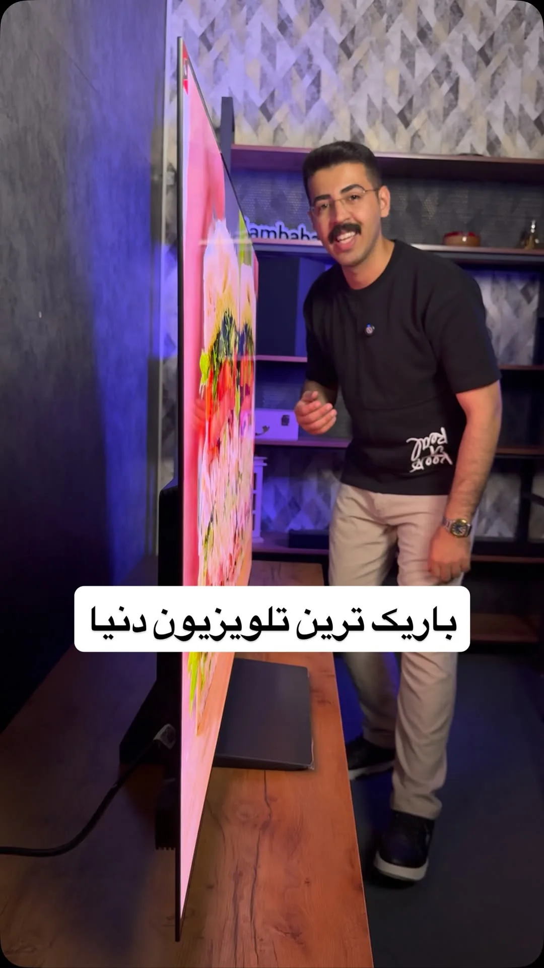 تلویزیون QD-OLED S90D سامسونگ، رنگ مشکی و نقره‌ای، جنس فلز و شیشه، صفحه‌نمایش تخت باریک