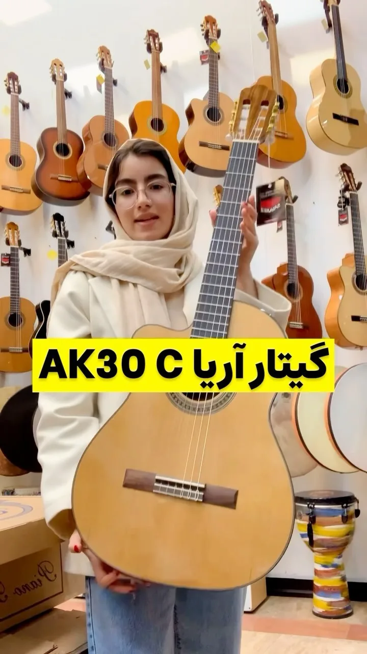 گیتار کلاسیک مبتدی آریا، رنگ زرد و قهوه‌ای، جنس چوب، بدنه گرد، دسته بلند