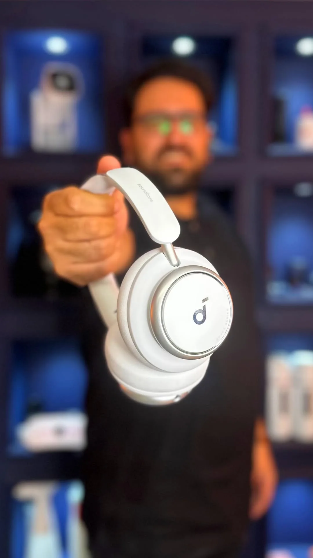 هدفون نویزکنسلینگ Soundcore، رنگ سفید و نقره ای، جنس پلاستیک و چرم مصنوعی، دور گوش، بیسیم