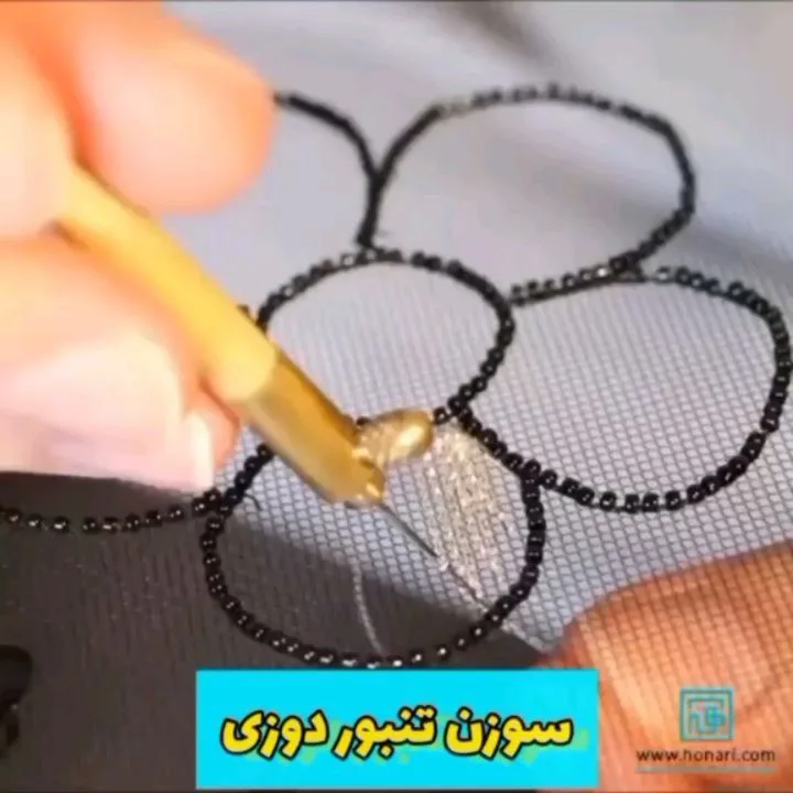 سوزن تنبور دوزی سه سوزنه، رنگ کرم و طلایی، جنس چوب و فلز، دستهدار استوانهای