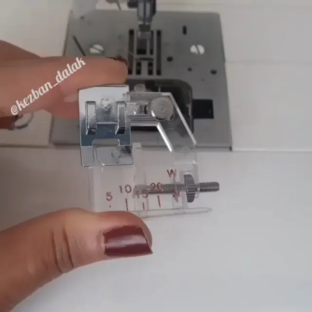 پایه لبه دوز نوار تاشده، رنگ نقره‌ای و شفاف، جنس فلز و پلاستیک، ابزار خیاطی کوچک