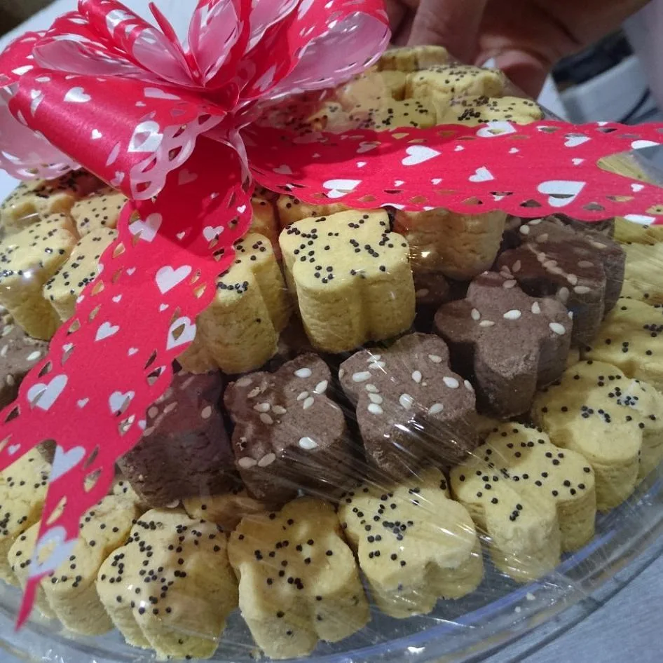 شیرینی نخودی، رنگ کرم، قهوه‌ای و قرمز، گل‌برگی