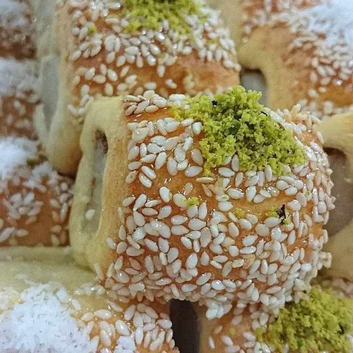 شیرینی دانمارکی بالشی کنجدی، رنگ طلایی، سفید و سبز، گرد، تزیین شده