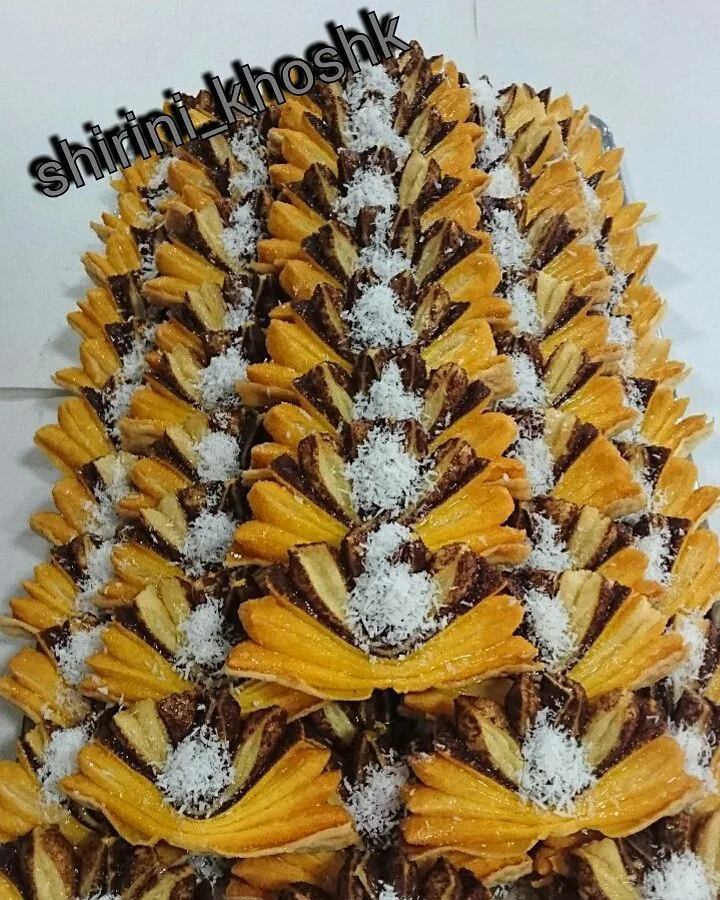 شیرینی گل، رنگ طلایی، قهوه‌ای و سفید، گل‌شکل