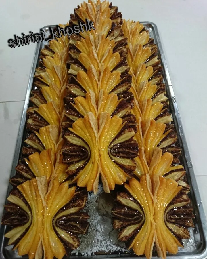 شیرینی پروانه‌ای، رنگ طلایی و قهوه‌ای، چتری‌شکل گلبرگی