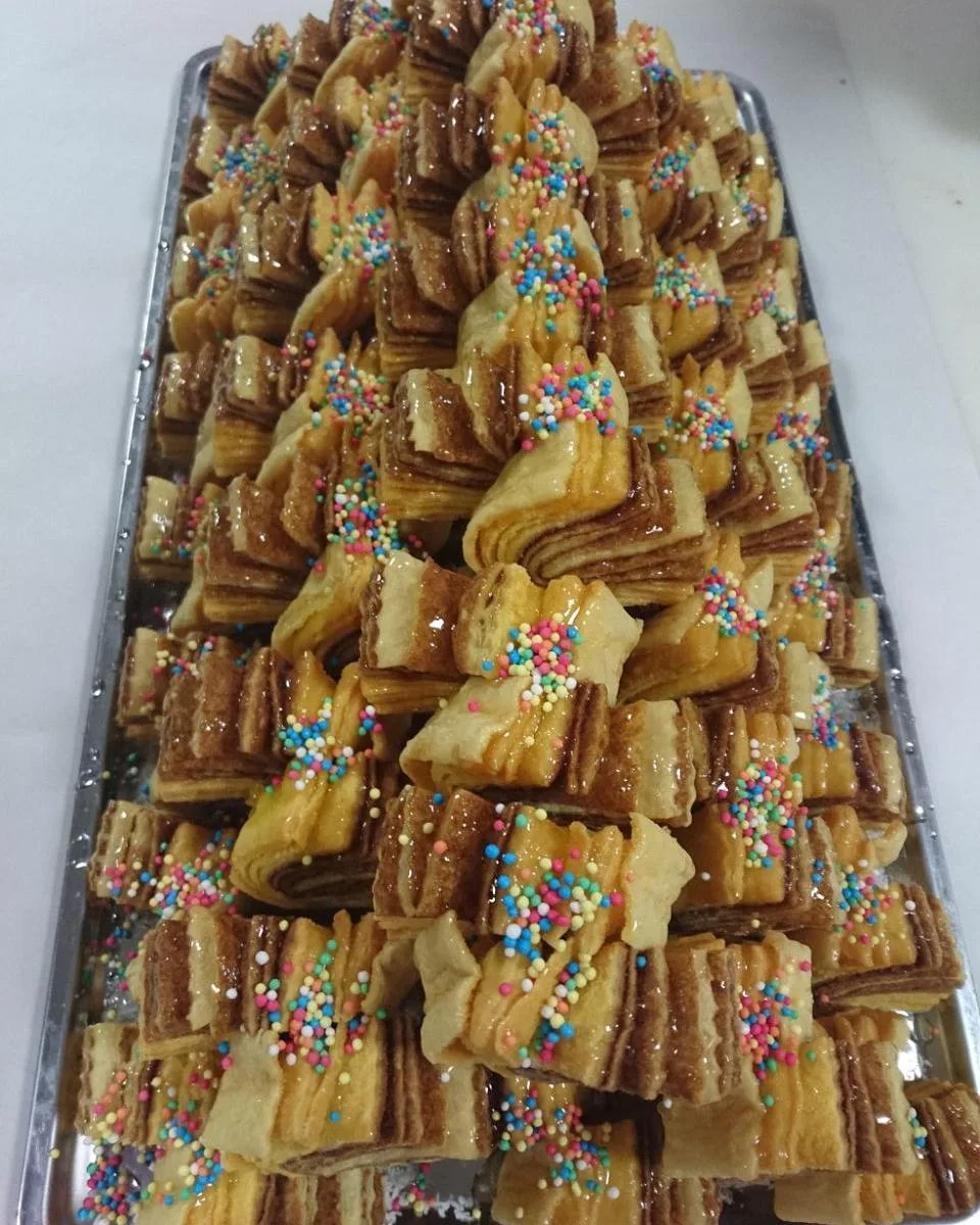 شیرینی زبان، رنگ طلایی، قهوه‌ای و چندرنگ، برگی