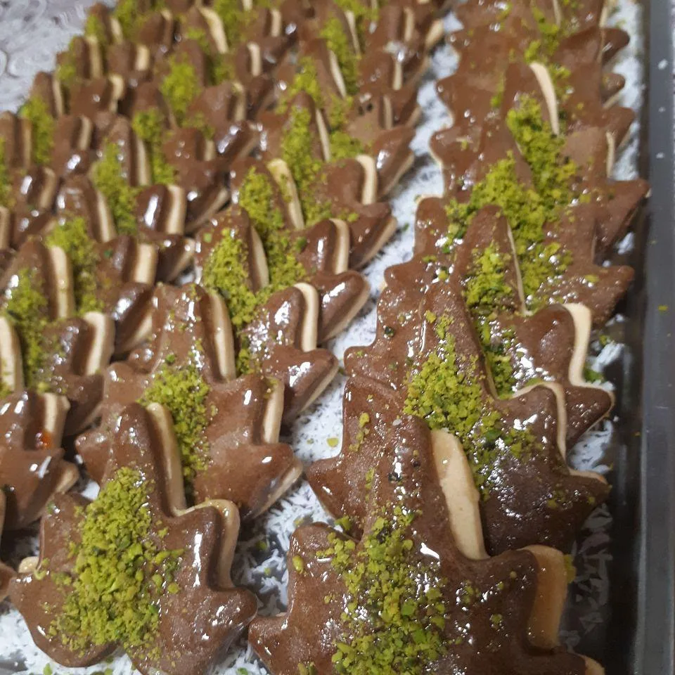 شیرینی برگی شکلاتی با پسته
