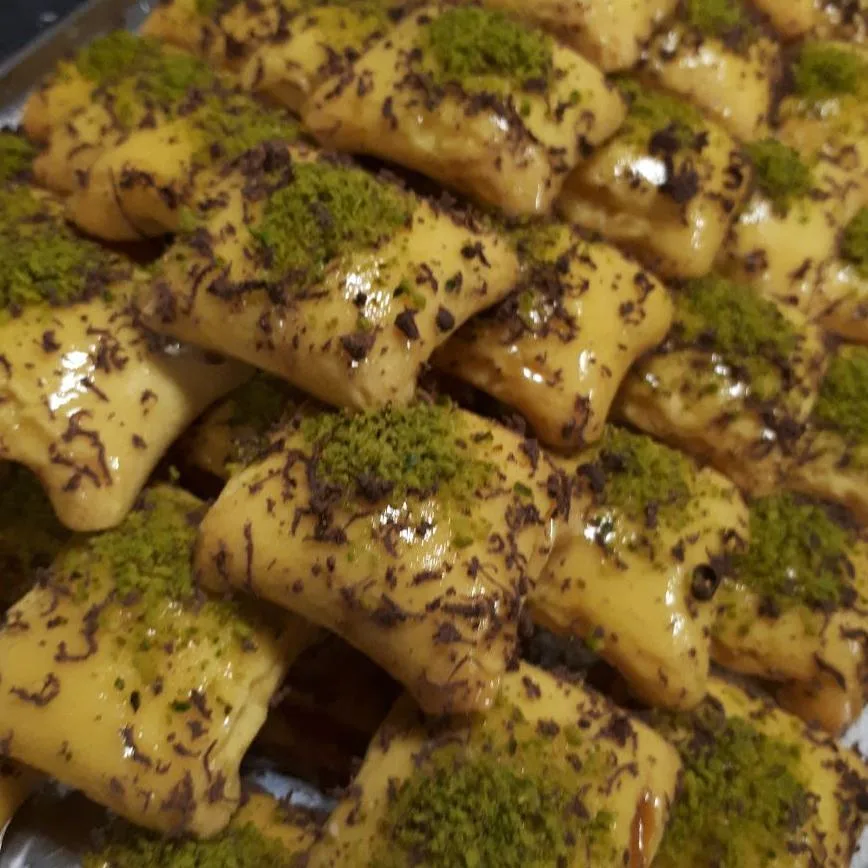 شیرینی مربعی مغزدار