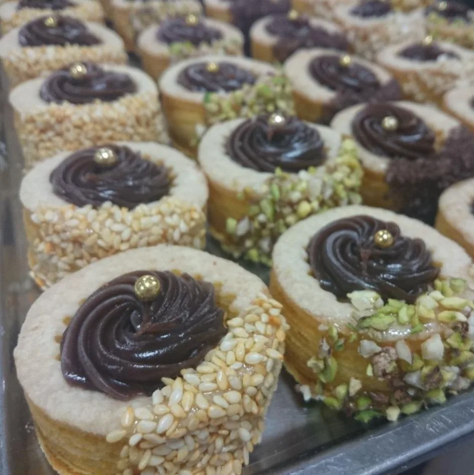 مینی تارت، رنگ کرم، قهوه‌ای و سبز، گرد کوچک
