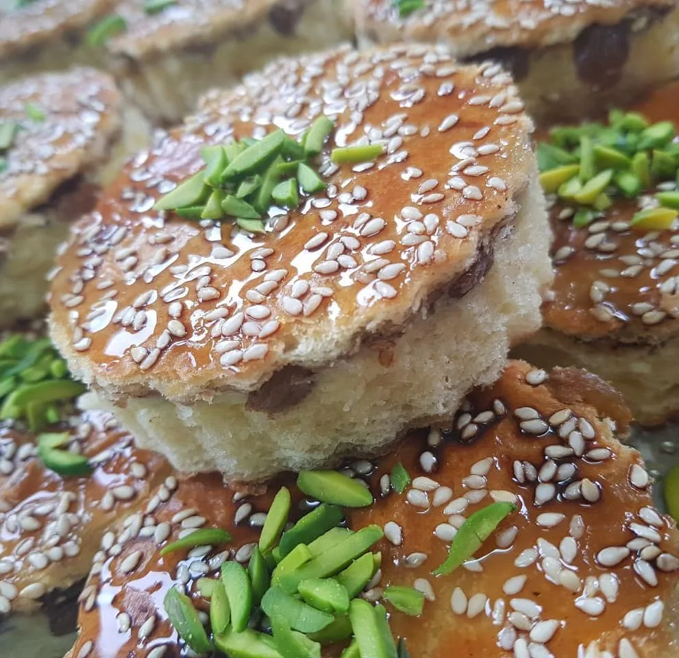 شیرینی، رنگ قهوهای و سبز، گرد، لایهای