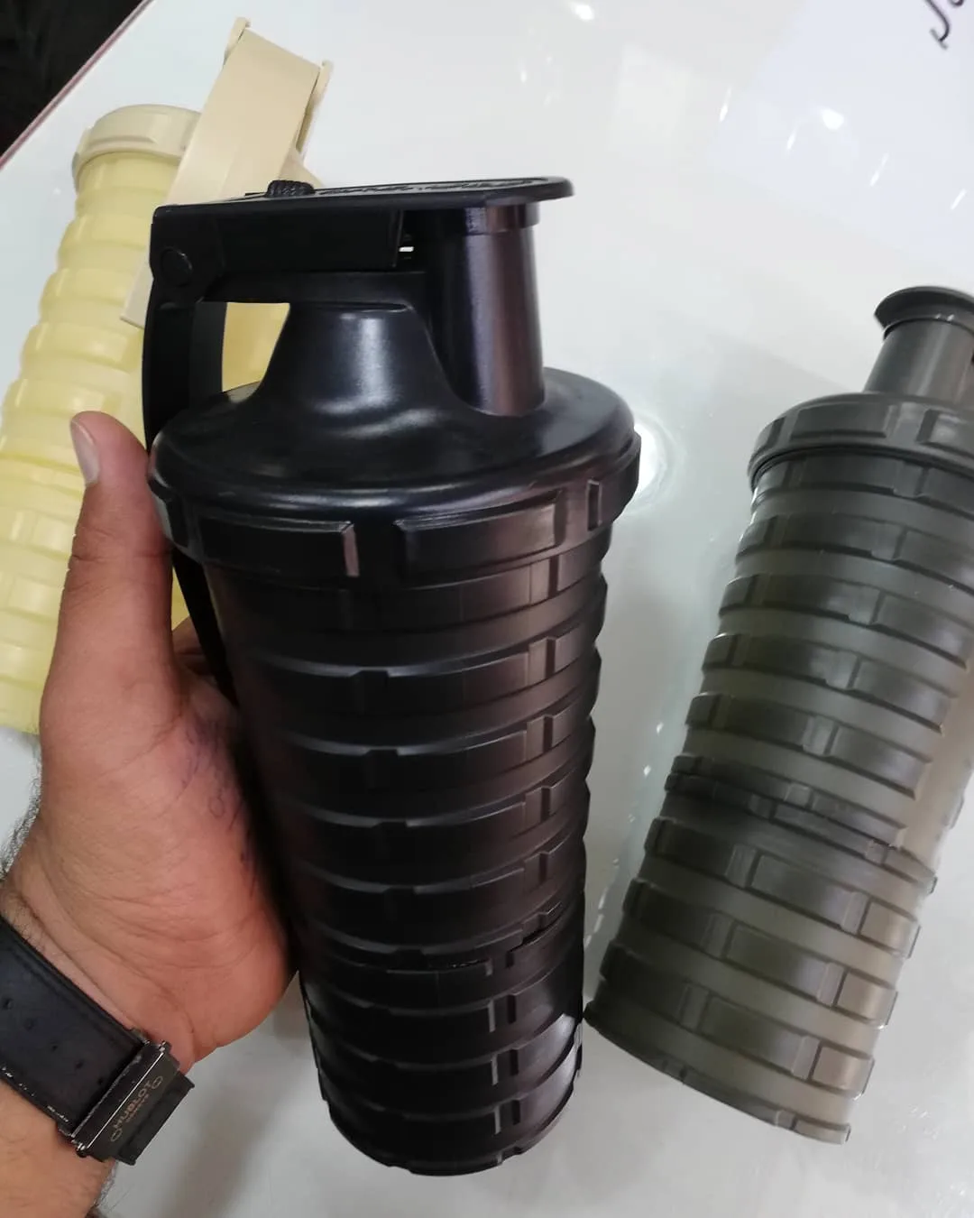 شیکر نارنجکی گرین اید، رنگ مشکی و زرد، جنس پلاستیک، استوانهای، بدنه آجردار